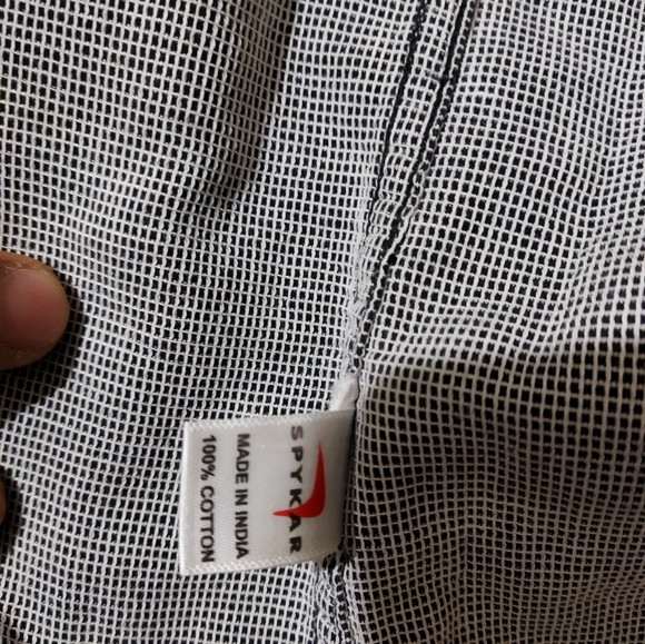 Hi Im selling couple of shirts and t shirts Size Medium.... - Picture 4 of 8